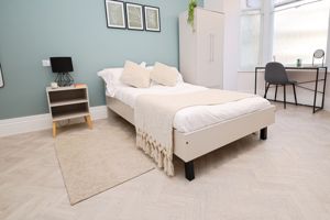 Bedroom (c)- click for photo gallery